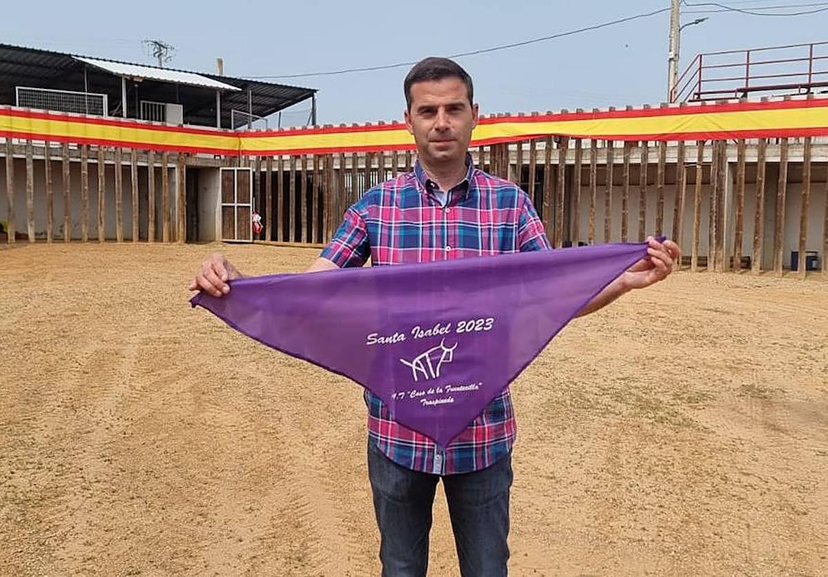 El alcalde, Javier Fernández, en el coso de la localidad vallisoletana.