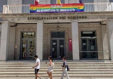 Vox exige retirar las banderas no oficiales del exterior de los edificios y espacios públicos