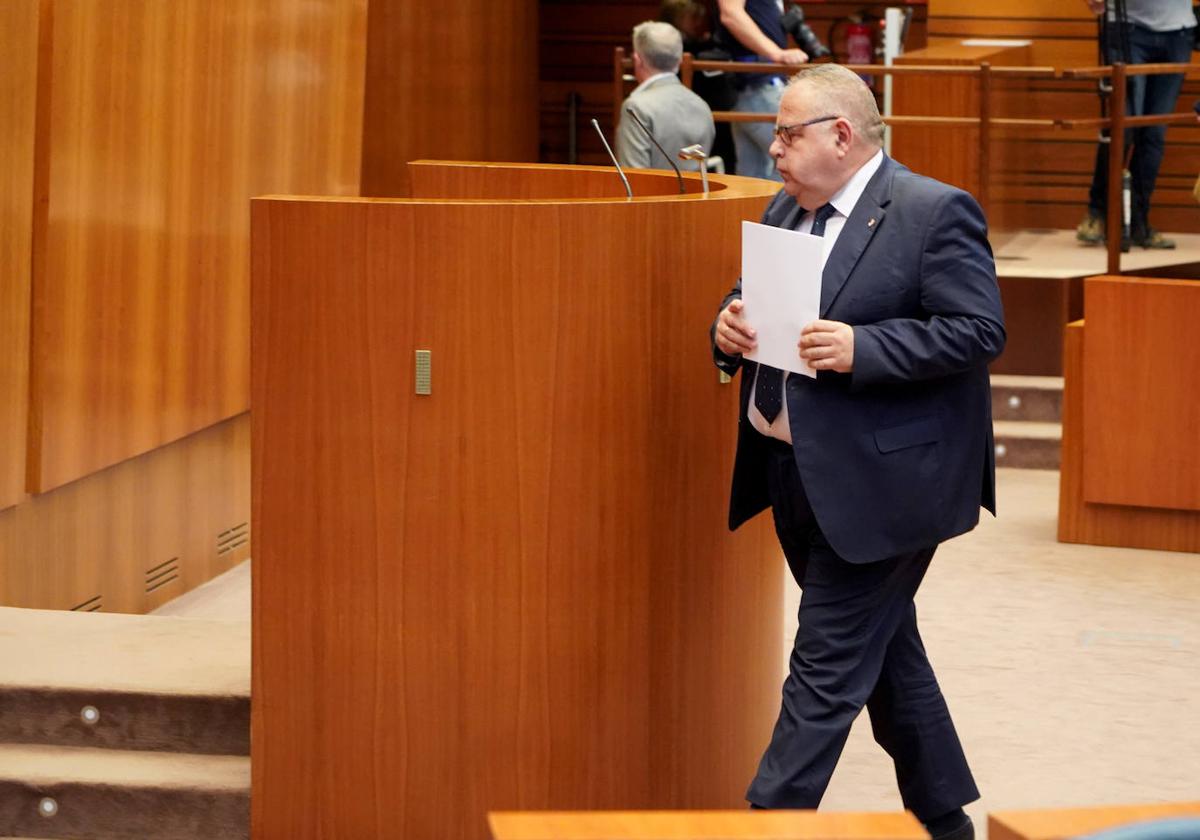 El consejero de Sanidad, Alejandro Vázquez, durante la segunda sesión del pleno de las Cortes.