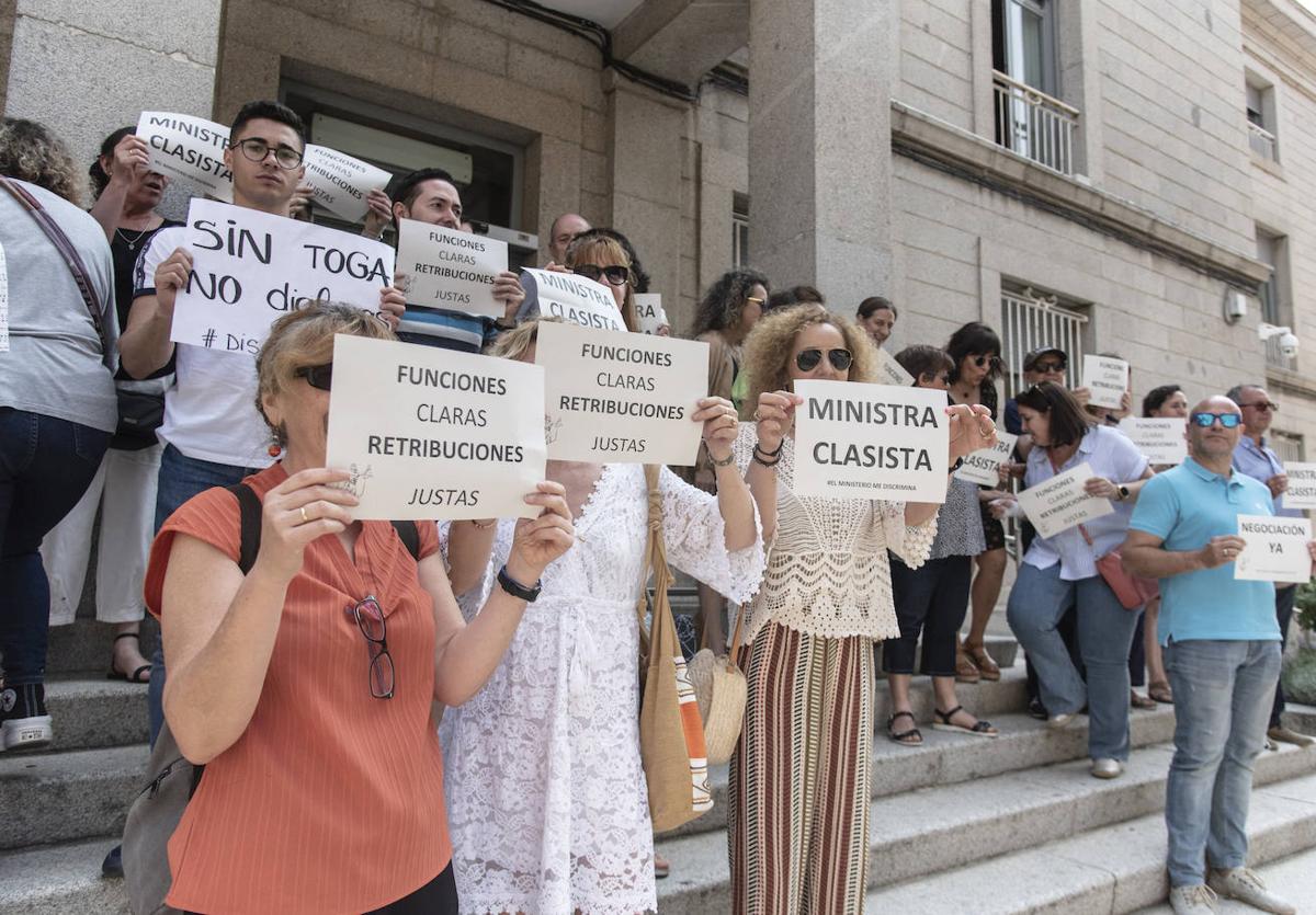 Un momento de la protesta ante la Subdelegación del Gobierno.