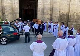 Salida del ferétro tras la celebración del funeral en Rioseco.