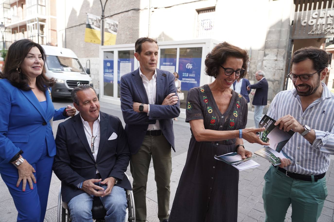 Arenales Serrano, Ignacio Tremiño, Conrado Íscar, Mercedes Cantalapiedra y Eduardo Carazo presentan la campaña del voto por correo.