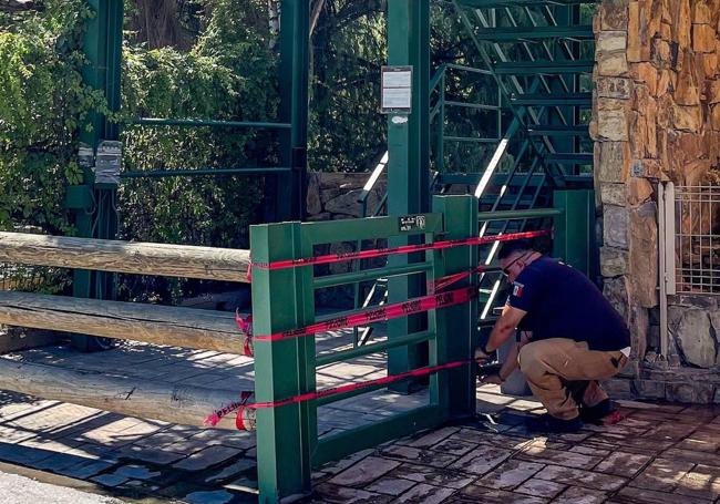 Un técnico clausura la atracción 'Tirolesa', en la que ocurrieron los hechos en una foto difundida por la empresa del Parque Fundidora.