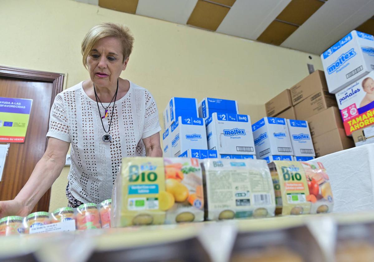 Rosa Martínez, voluntaria del Banco de Alimentos y de Red Madre, con varios víveres.