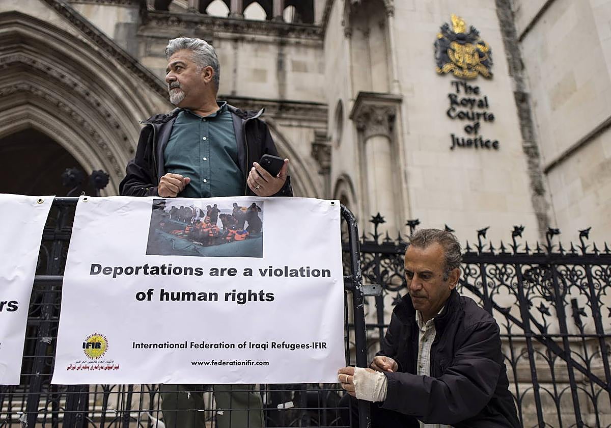 Defensores de los derechos de los solicitantes de asilo protestan contra las extradiciones.