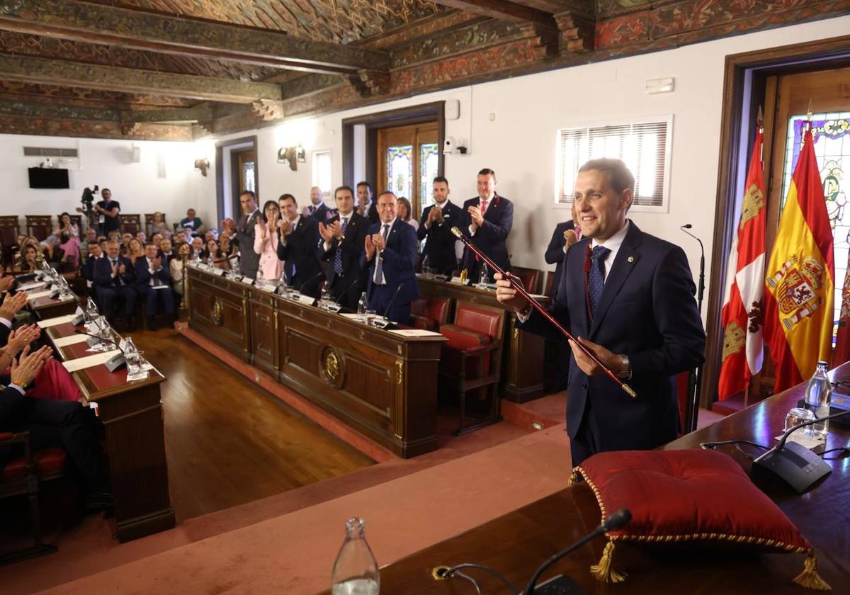 Conrado Íscar, con el bastón de mando de la Diputación Provincial.