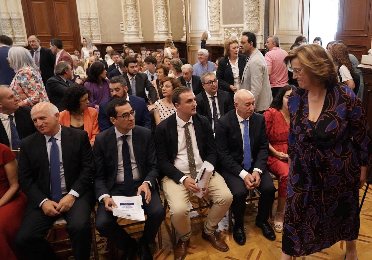 Armisén, delante de sus compañeros del PP y de los diputados del PSOE, en segunda fila, este mediodía en el salón de actos de la Diputación.