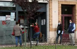 Desempleados esperan para entrar en una oficina del Ecyl en Segovia.