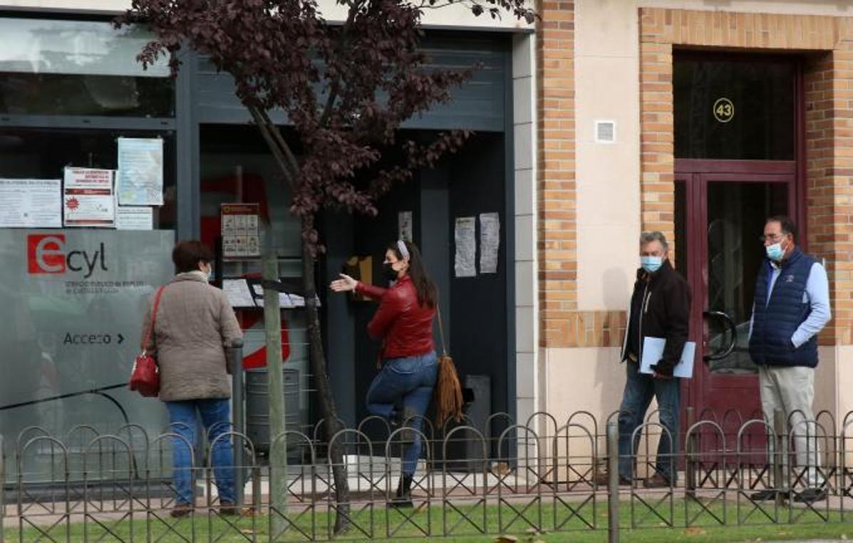 Desempleados esperan para entrar en una oficina del Ecyl en Segovia.