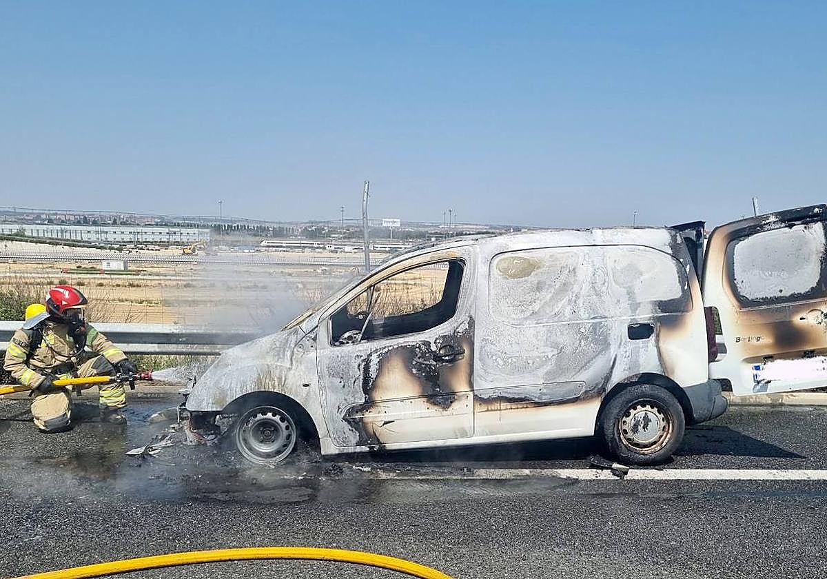 Estado en el que quedó la furgoneta tras el incendio.
