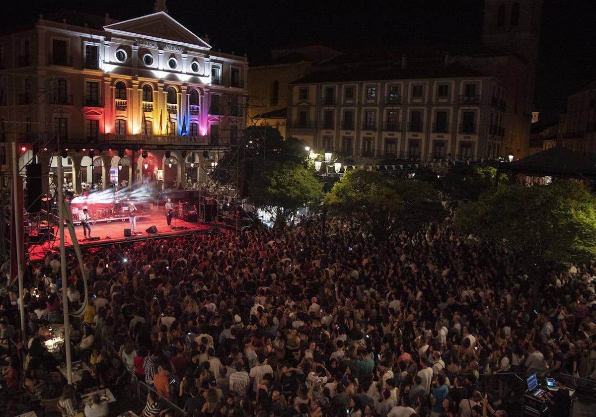 Aspecto de la Plaza Mayor, abarrotada de público, durante el concierto de Vicco.