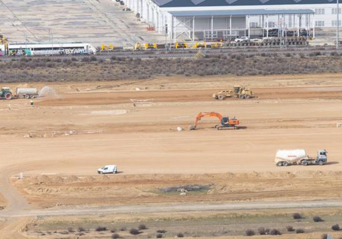 Máquinas trabajan en las obras del centro logístico y la variante de mercancías en febrero de este año.