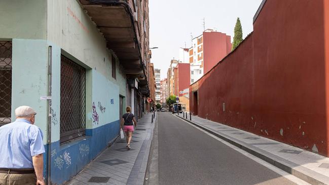 Imagen después - La calle Santa Lucía en los años setenta y en la actualidad.