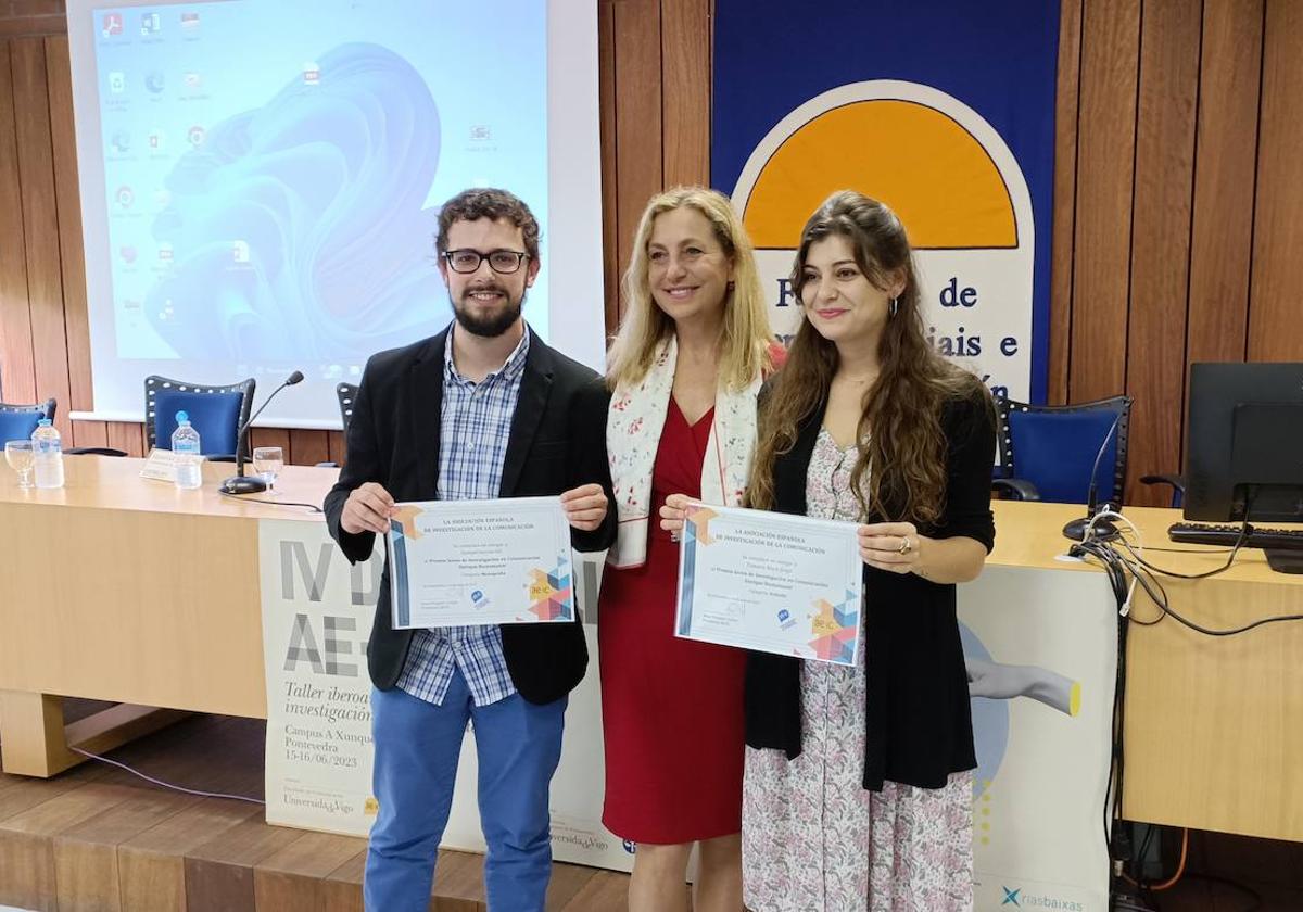 Samuel García Gil y las doctoras Patricia Corredor Lamas y Tamara Moya Jorge, con sus premios.