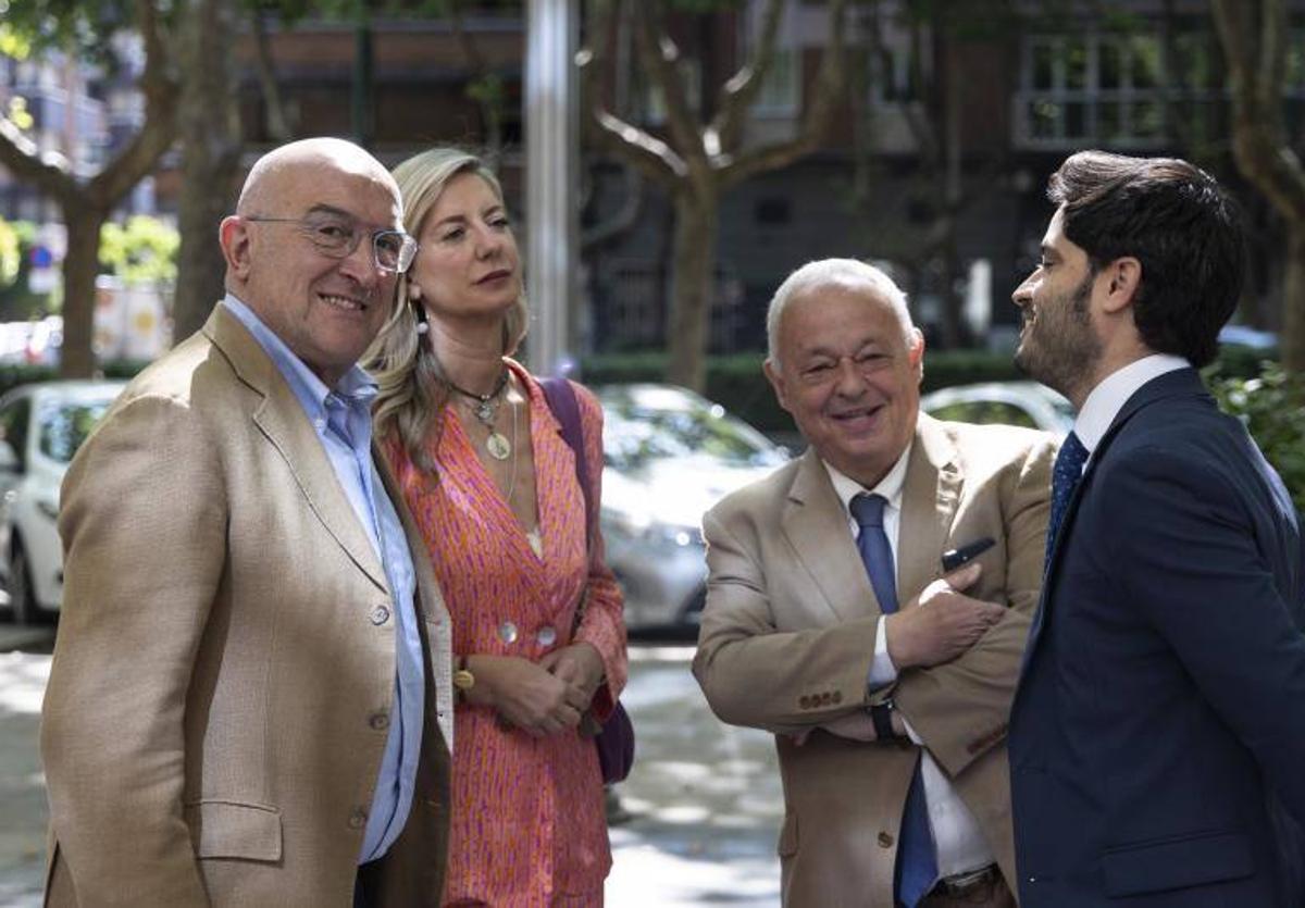 El alcalde, Jesús Julio Carnero (izquierda), durante la presentación de la feria taurina de San Lorenzo.