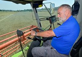 Valentín García, en el término municipal de Zaratán, realizando labores de siega.