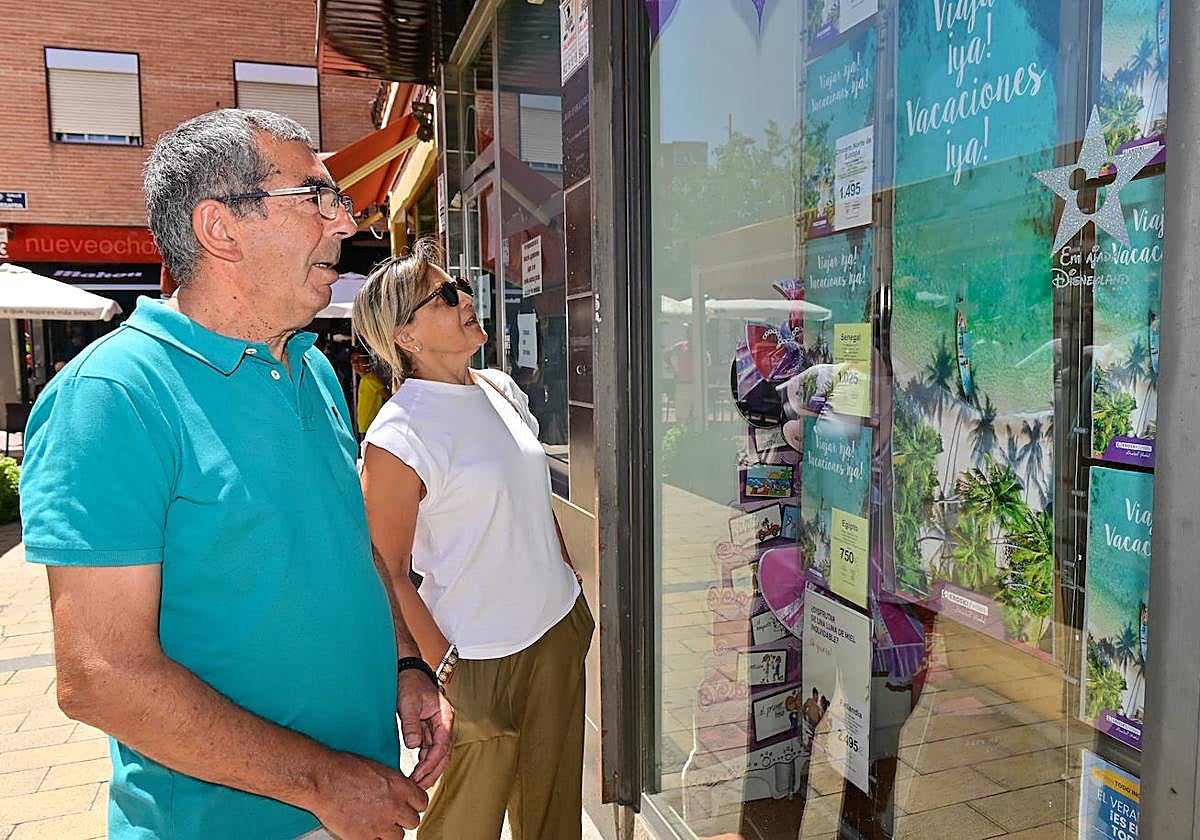 José Ignacio García y Mayte García, frente al escaparate de una agencia de viajes