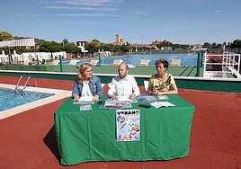 Las concejalas Verónica Serna y Charo Andrés, con el alcalde de Villamuriel, en la presentación en la piscina.