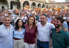 Santiago Abascal (segundo derecha) y Juan García Gallardo (primero por la derecha), con otros cargos de Vox durante un acto este jueves en Ávila.