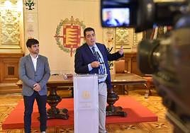 Alberto Gutiérrez Alberca, junto al gerente de Auvasa, José Alfonso Gálvez, presenta las tarifas reducidas.