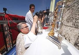 El arzobispo de Valladolid, Luis Argüello, durante la bendición del Año Jubilar desde la Catedral.