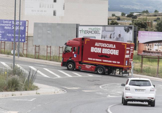 Un alumno hace prácticas con un vehículo pesado por la ciudad.