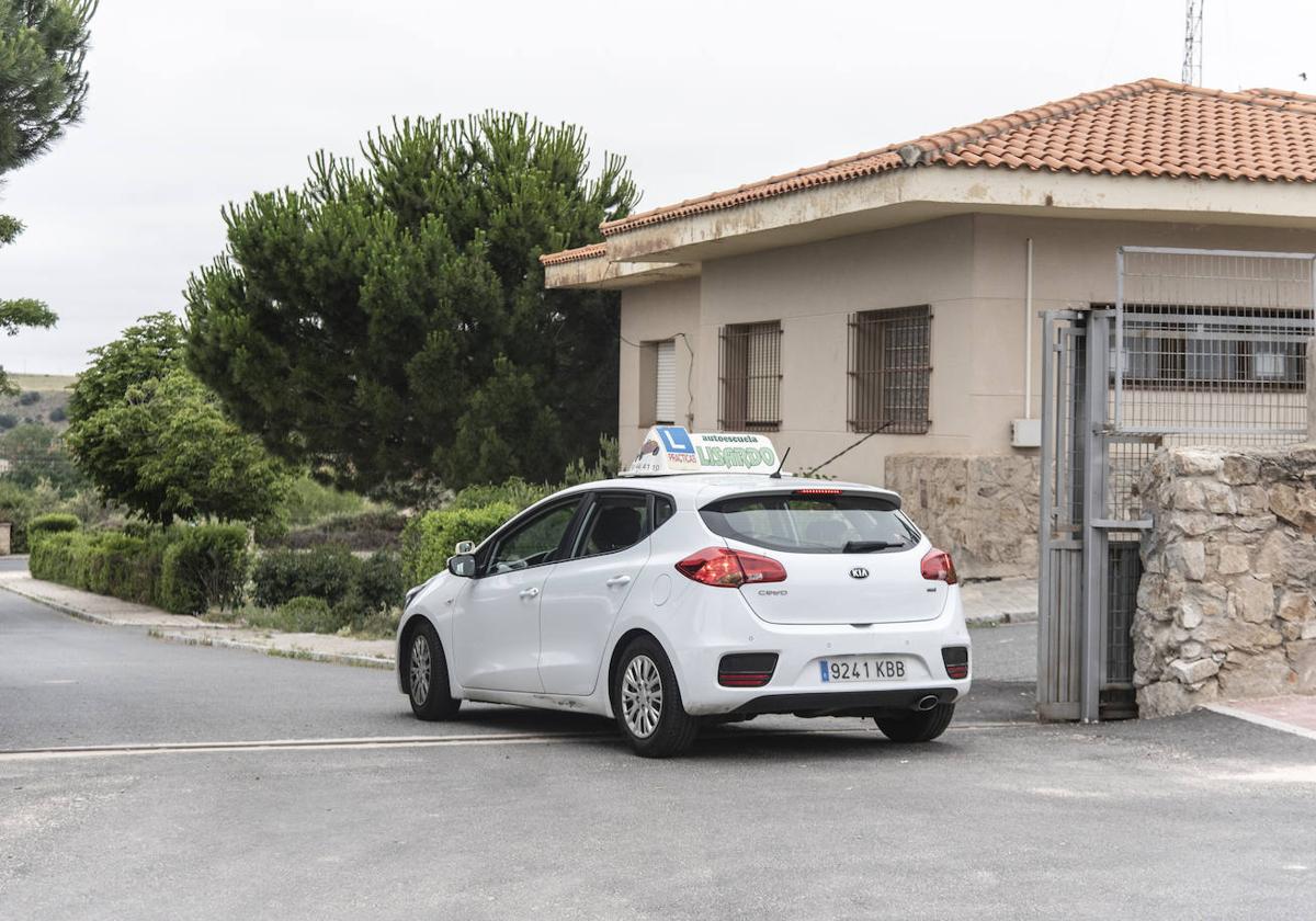 Un coche de autoescuela durante una prueba de circulación este viernes.