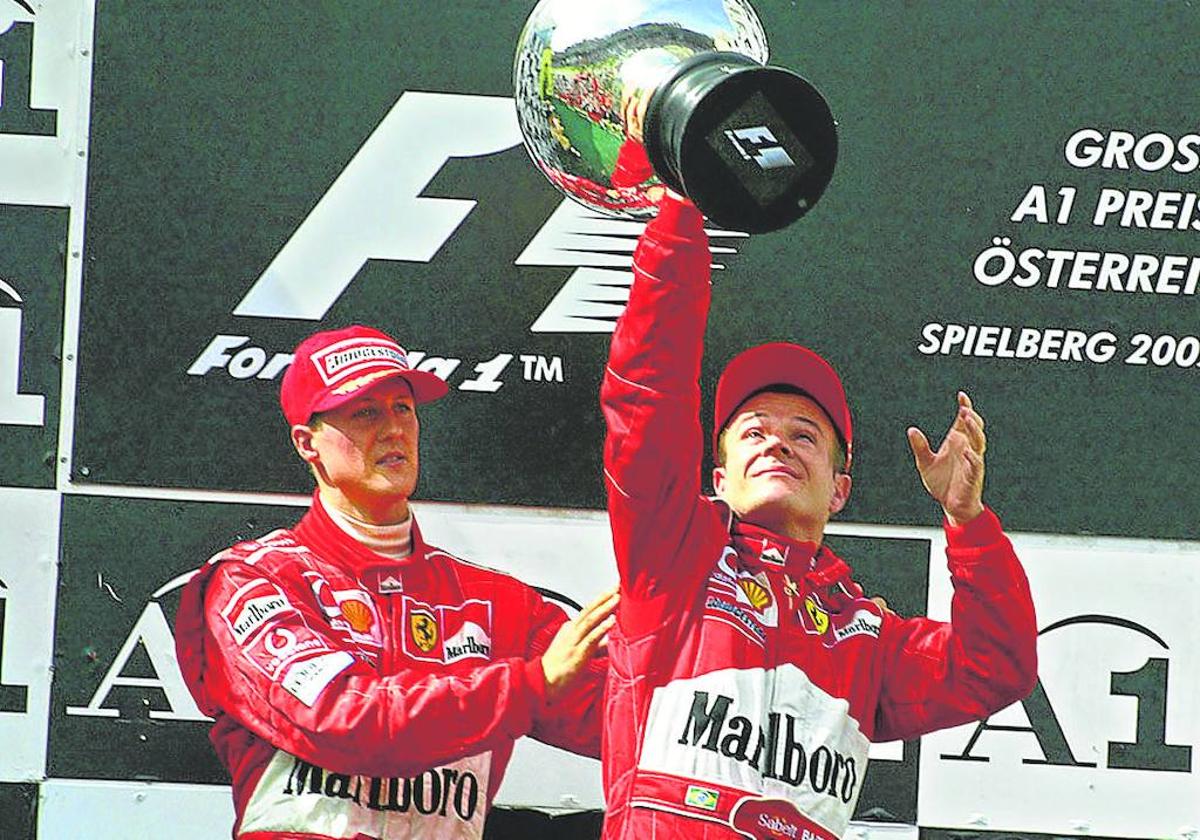 Rubinho alza la copa que le entregó su compañero Michael Schumacher, el vencedor oficial.