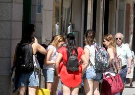 Un grupo de turistas esperan a la puerta de un establecimiento hostelero.