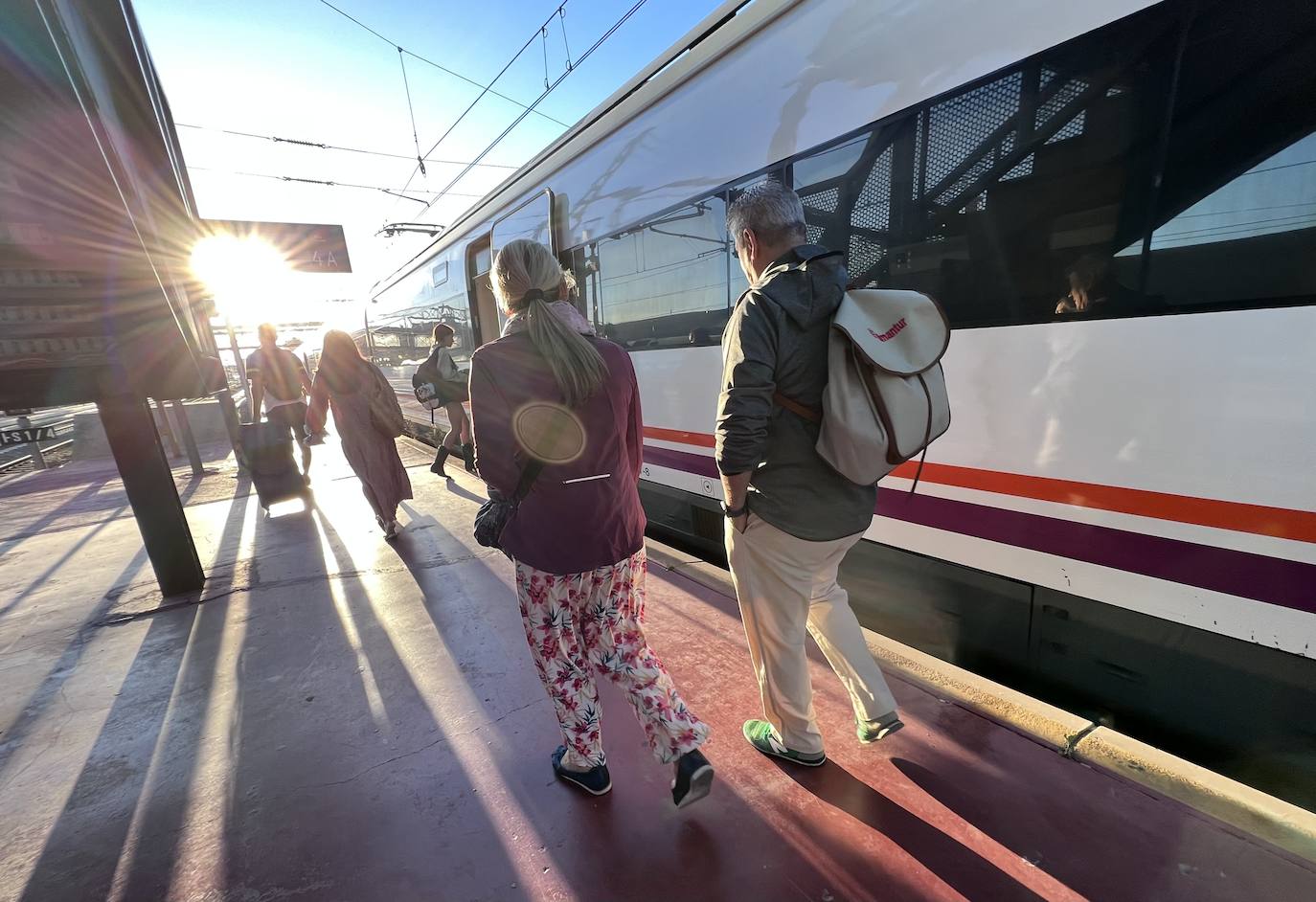 Salida del primer tren playero del veranro desde Valladolid