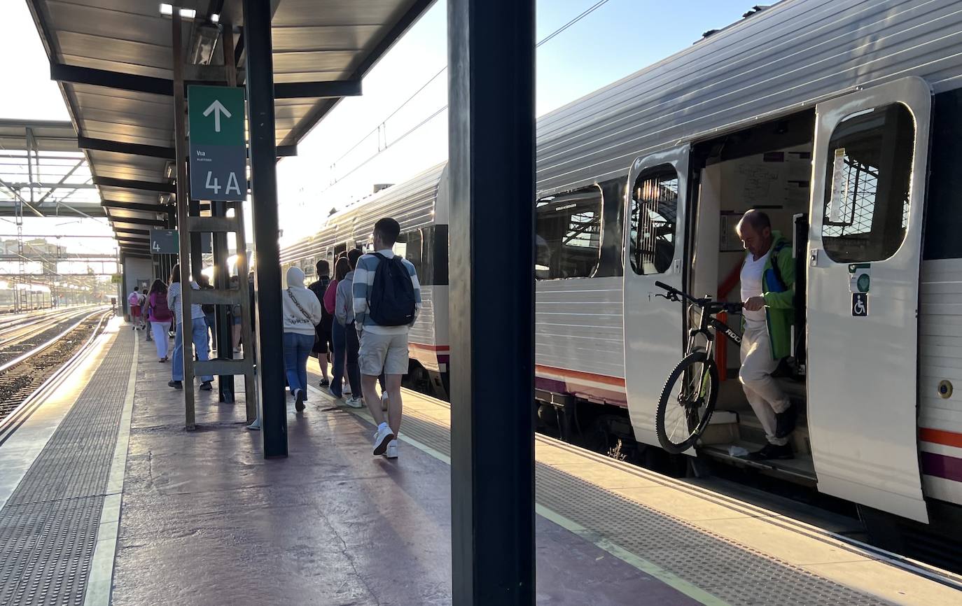 Salida del primer tren playero del veranro desde Valladolid