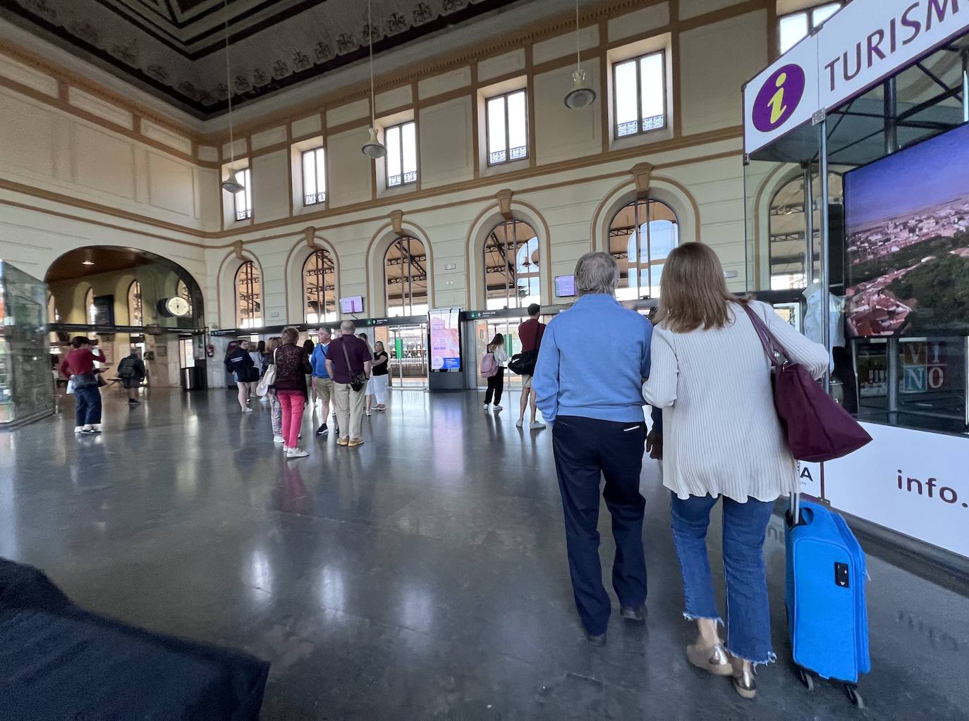 Salida del primer tren playero del veranro desde Valladolid