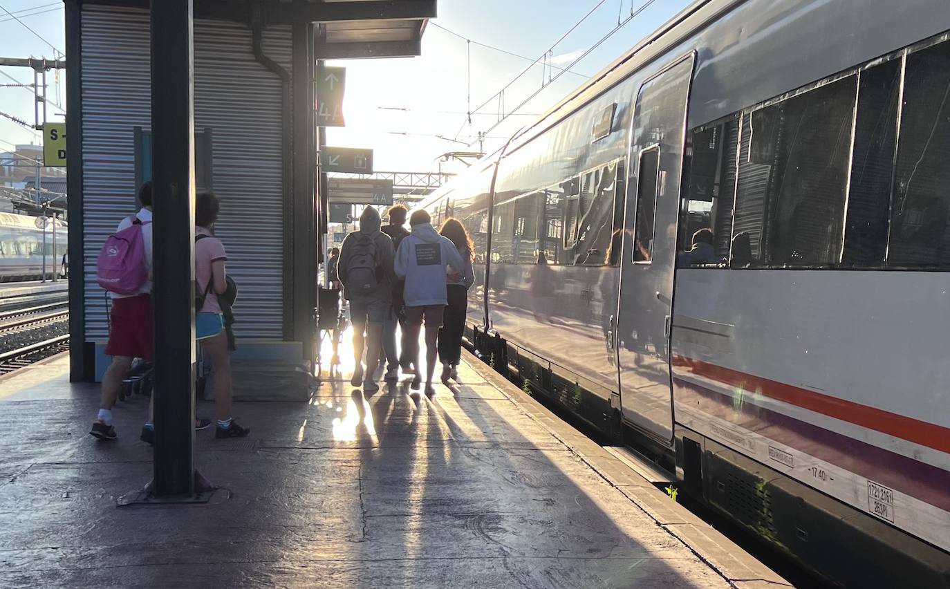 Salida del primer tren playero del veranro desde Valladolid