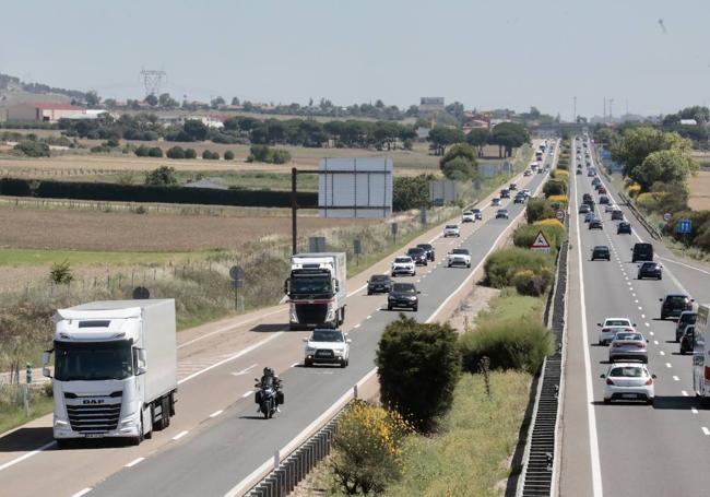 Vehículos en la A-62, con mayor intensidad de tráfico pero con una velocidad media de 103 kilómetros por hora.