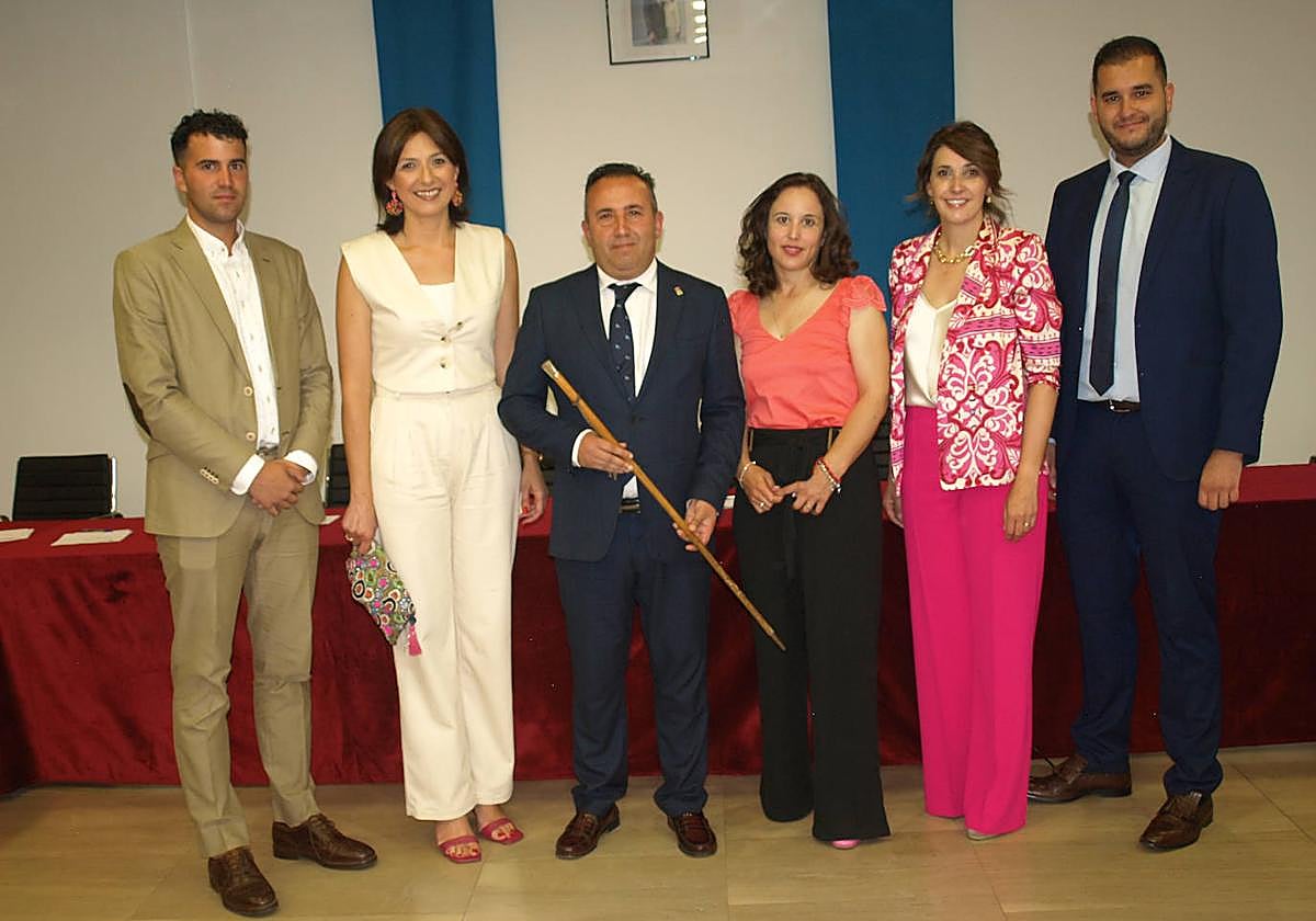 Alfonso Romo Martin, alcalde de Pedrajas de San Esteban, con los cinco concejales de su equipo de gobierno.