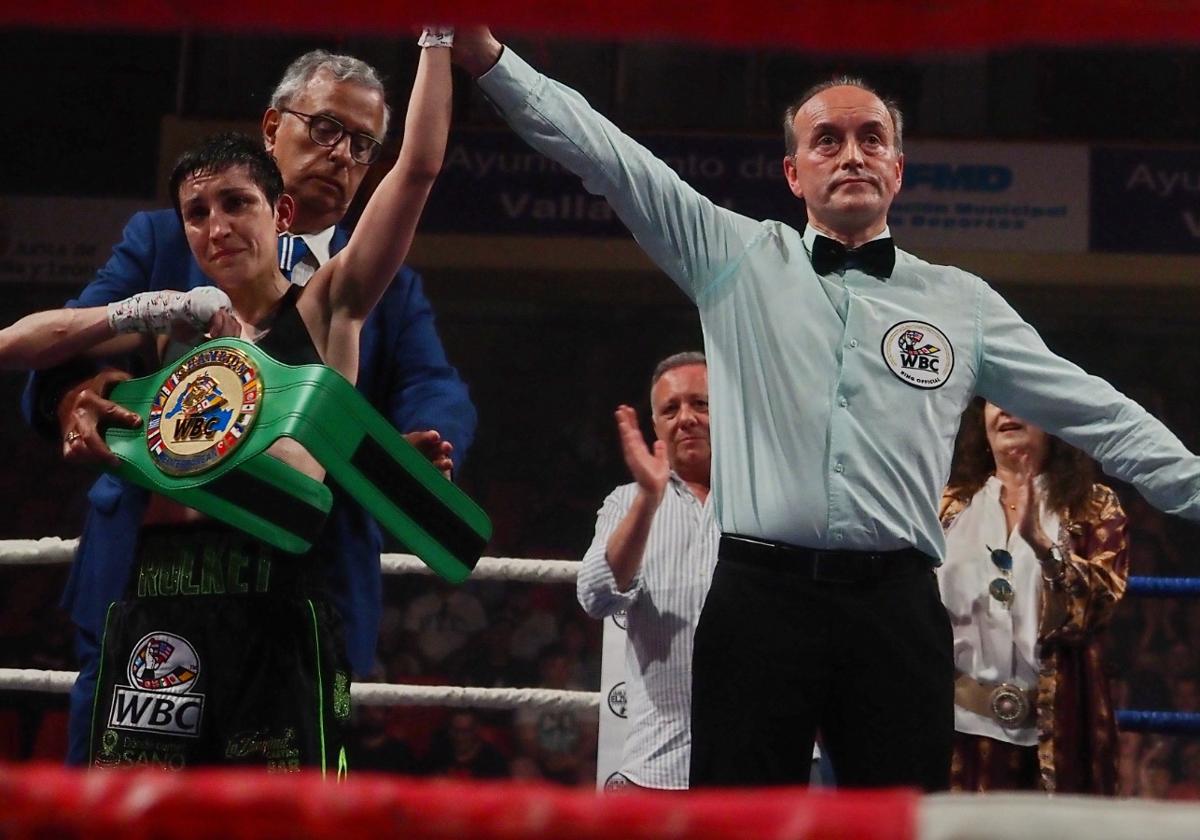 El árbitro del combate alza el puño de Isabel Rivero, campeona del WBC Mediterráneo.