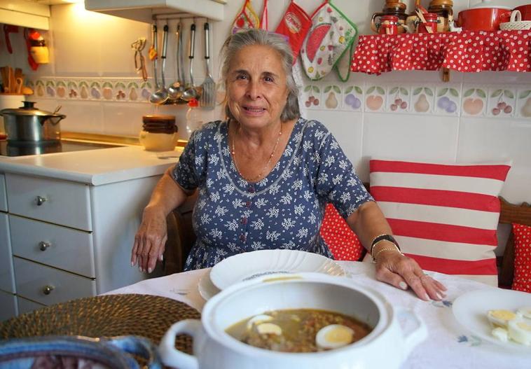 Marciana Alonso en la cocina de su casa en Villafranca de Duero, con sus lentejas recién hechas