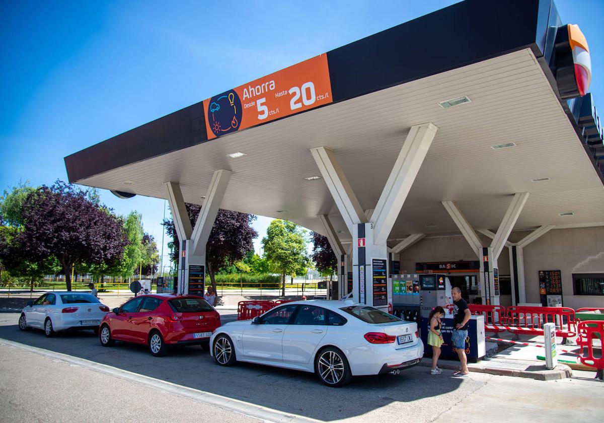 Unos clientes repostan en la estación de servicio de Campos Góticos.