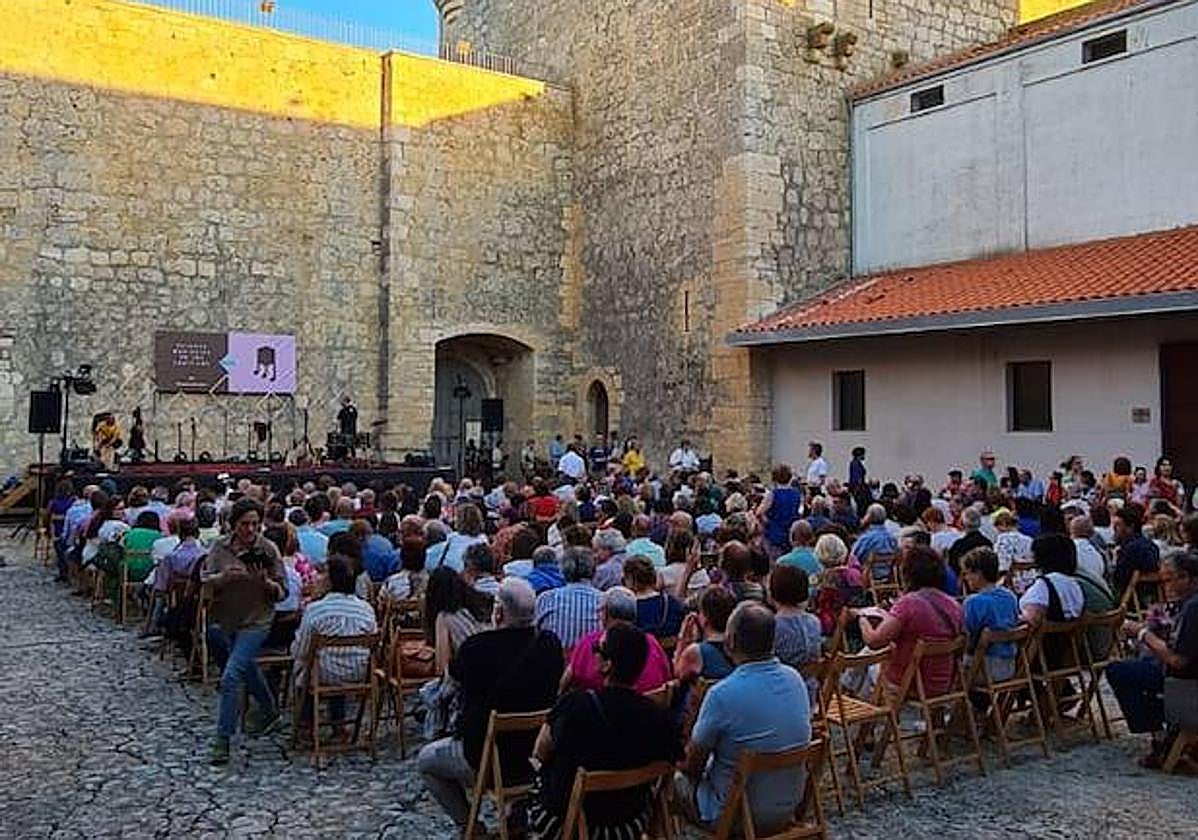 En Torrelobatón actuó el grupo portugués Seiva, integrado por Joana Negrao, Vasco Ribeiro Casais y Rita Nóvoa,