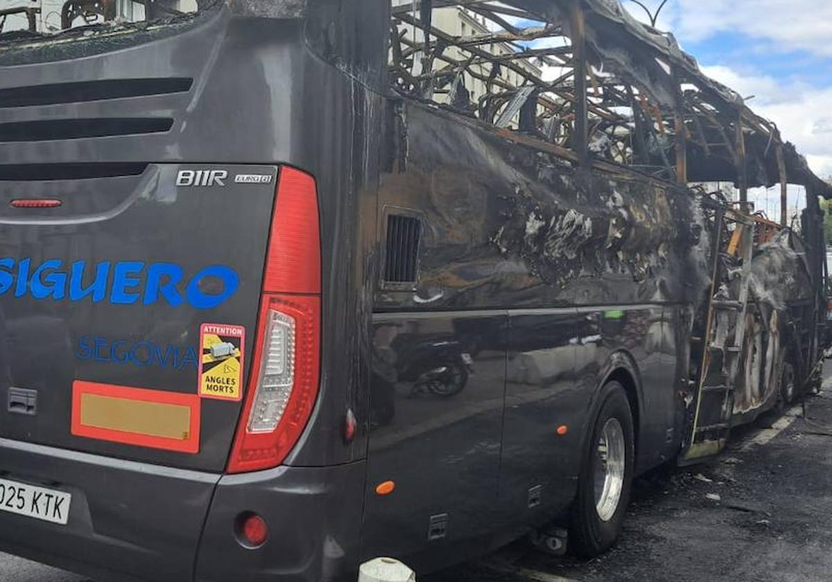 El autobús de Siguero incendiado en París.