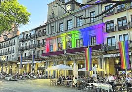 Colores LGTBIQ+ en la fachada y el entorno del Ayuntamiento.