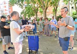 Javier Sánchez, con micrófono, durante una parada de la ruta en la plaza de San Bartolomé.