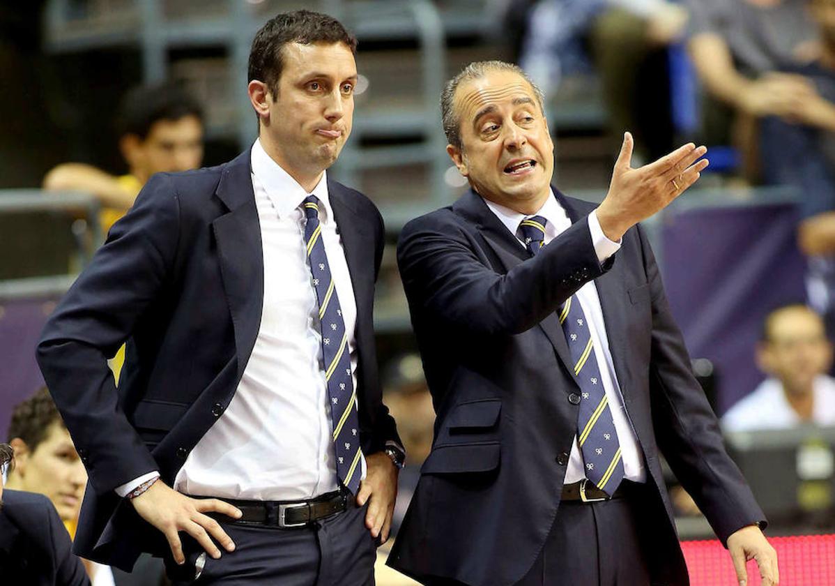 El entrenador del Tenerife, Txus Vidorreta (d), conversa con su ayudante Marco Justo.