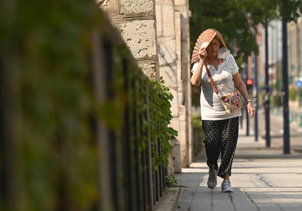 Una mujer se protege del sol con un abanico en una imagen de archivo.