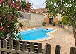 Una casa rural con piscina, en una imagen de archivo.