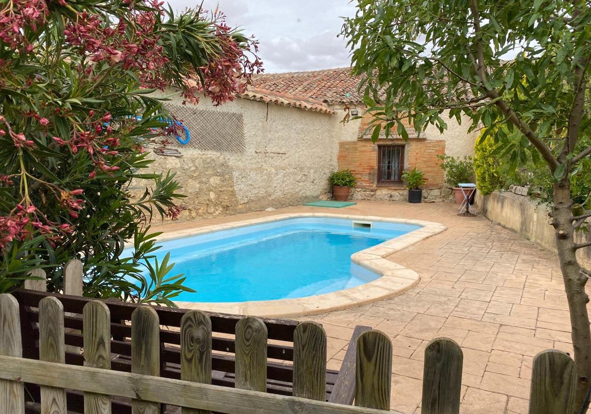 Una casa rural con piscina, en una imagen de archivo.