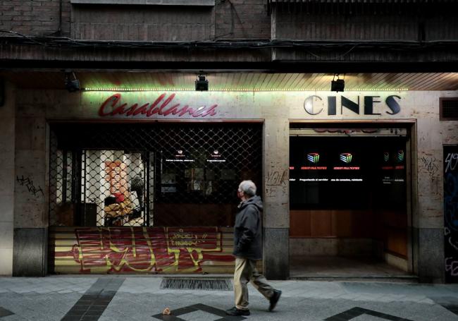 Fachada de los cines Casablanca en la calle Leopoldo Cano.