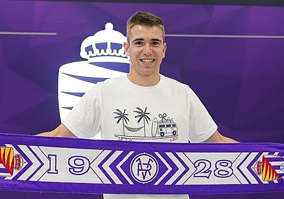Dani Fernández posa con la bufanda del Real Valladolid.