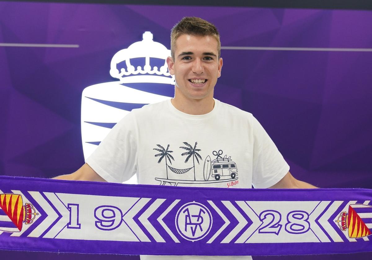 Dani Fernández posa con la bufanda del Real Valladolid.