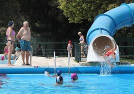 Diversión en la piscina del Monte el Viejo, este lunes por la tarde.